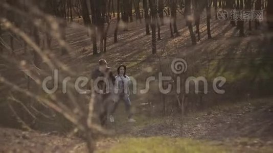 日落时分，一对相爱的情侣在森林里散步视频