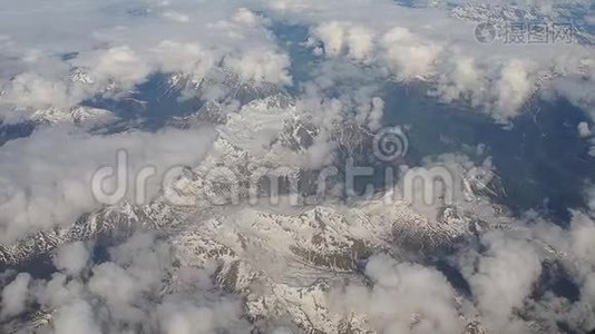 春季飞越欧洲阿尔卑斯山. 从飞机窗口可以看到空中景色视频