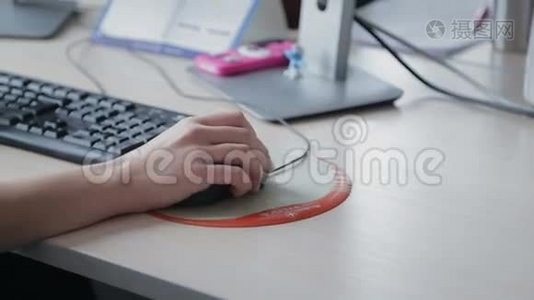 女人用老鼠的手视频