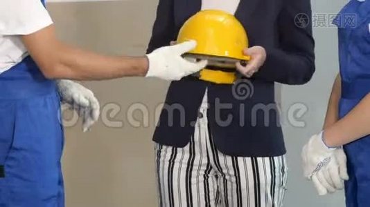 建筑工地一名建筑工人手抖视频