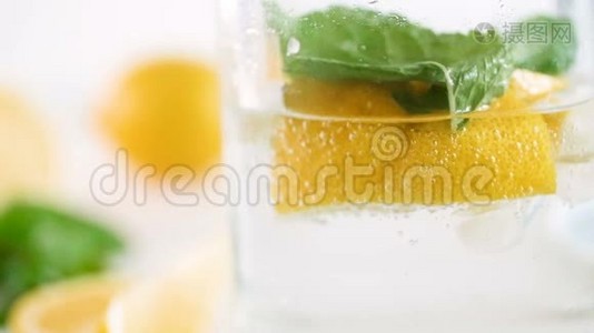 用柠檬水在玻璃中漂浮气泡的慢动作宏观镜头视频