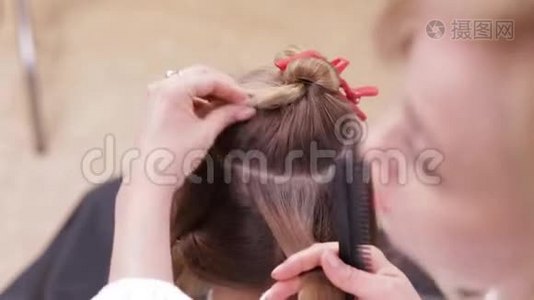 把发型师的手举起来，为一个女人做头发分割视频