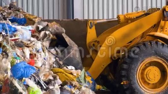 推土机，拖拉机在垃圾填埋场推一堆垃圾。视频