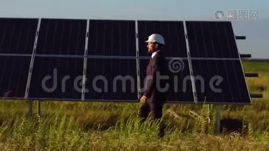 太阳能板安装在现场螺旋桩上的视图。视频