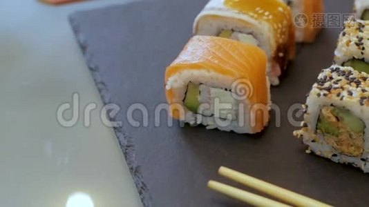 寿司摆在桌子上视频