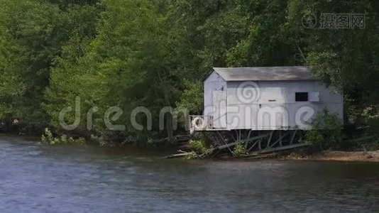 河岸上的小铁屋视频