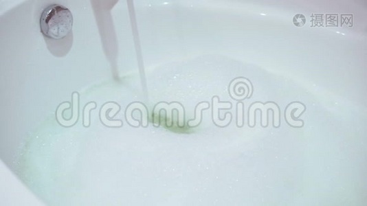 水溅在按摩浴缸里。 按摩浴缸清澈的水。 蓝水背景视频