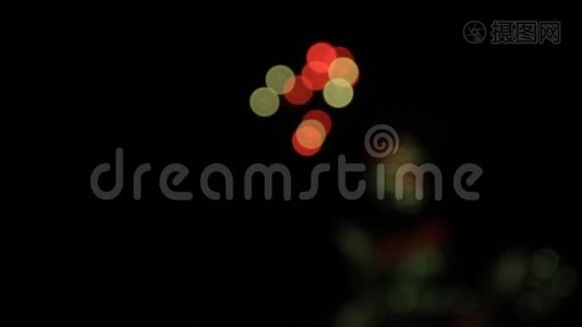 夜空、节日背景下五颜六色的烟花爆竹视频
