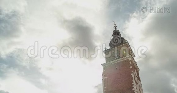 旧市政厅大楼带钟。 背景云。 时间推移视频