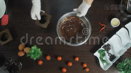 将巧克力面包面团倒入硅胶锅中，进一步烘烤巧克力蛋糕视频