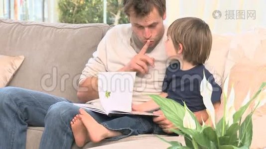 一个父亲给他儿子读故事视频