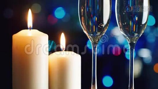 圣诞蜡烛和两杯香槟。 庆祝圣诞节和新年视频