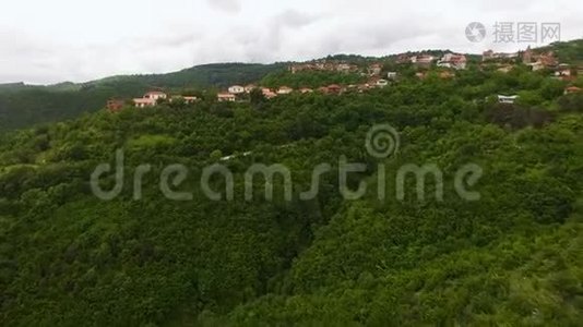 令人惊叹的格鲁吉亚锡格纳吉镇和山脉的鸟瞰景观，绿色景观视频
