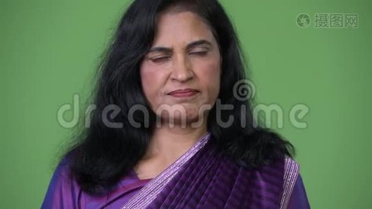近镜头成熟美丽的印度女人穿着萨里传统的衣服视频