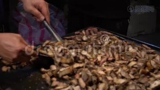 慢动作供应商在钢烤架上烹饪台湾猪肉。 夜间市场视频