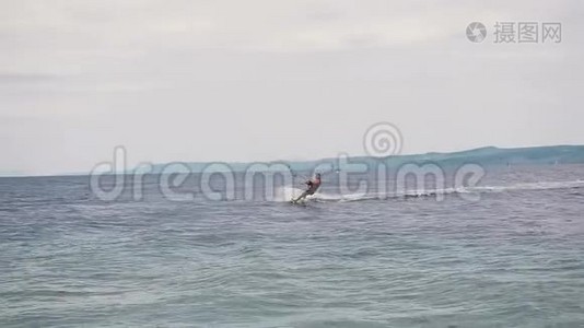 风筝冲浪者骑在亚得里亚海的波浪上。 克罗地亚视频