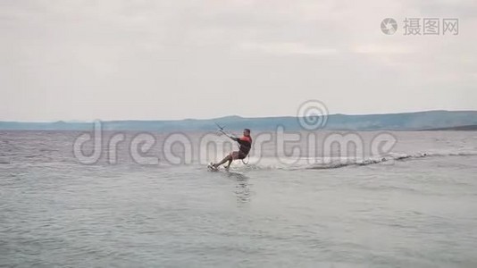 风筝冲浪者骑在亚得里亚海的波浪上。 克罗地亚视频