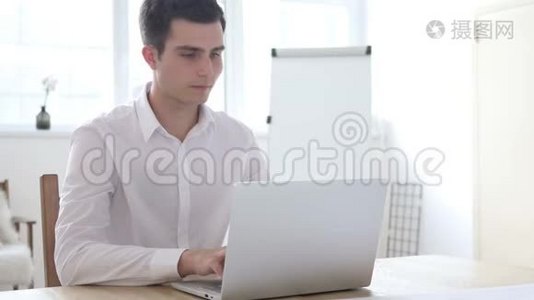 与工作中的笔记本电脑客户在线视频聊天视频