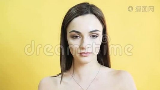 4K黄色背景下呼吸`情绪的女孩肖像视频