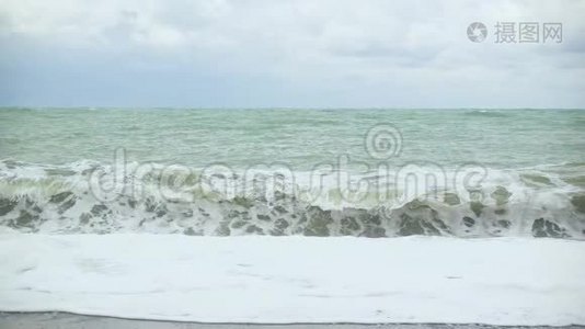 海浪中的泡沫卷起一片鹅卵石滩视频