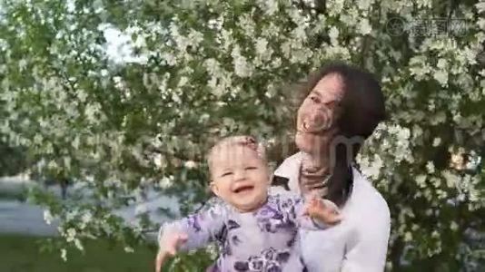 快乐的白种人妈妈在外面玩漂亮的婴儿视频