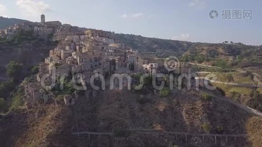 日落时分意大利历史小镇的4k轨道飞行镜头视频