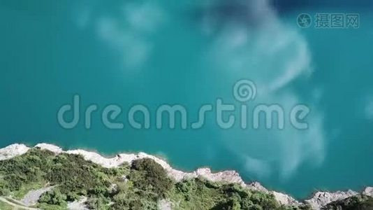 巴贝里诺湖和海岸的无人机鸟瞰。 高山人工湖.. 意大利阿尔卑斯山。 意大利视频