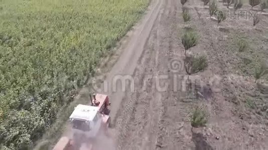 大卡车从田间运输粮食.. 空中观景。视频