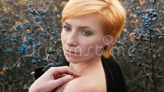 性感红发女人的肖像视频