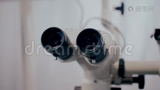 实验室操作显微镜图片.. 医用光学设备视频