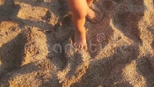 在沙滩上散步的小宝宝腿的特写。视频