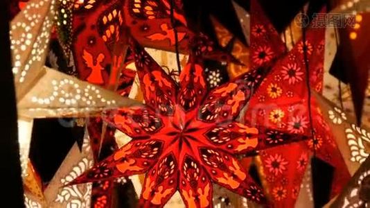 美丽的装饰纸，在德国的圣诞市场上闪耀着圣诞星光视频