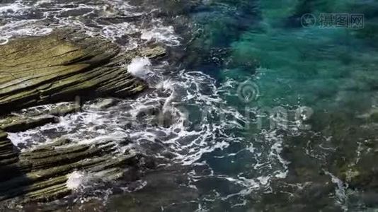 海边的海浪和岩石视频