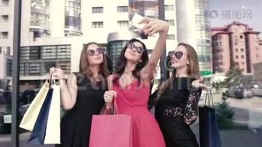 三个漂亮的女孩购物后做自拍视频