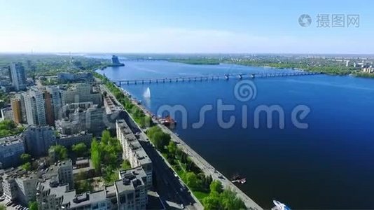 城市的鸟瞰图.. Dnipro Dnepropetrovsk市位于Dnieper河上。视频