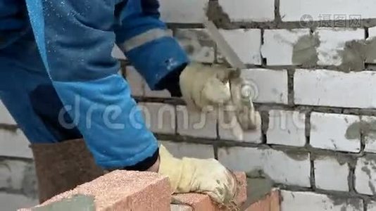 工人铺设砖墙.视频