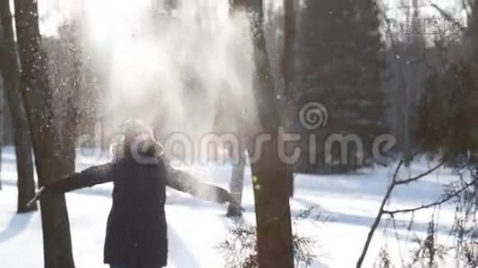 女孩在空中缓慢地下雪视频
