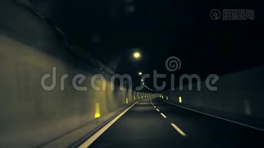 隧道在黑暗隧道中行驶视频