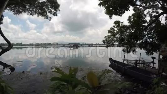 湖泊鱼笼和木筏艇跟踪射击视频