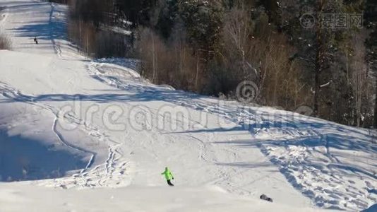 滑雪者乘坐山上滑雪场视频