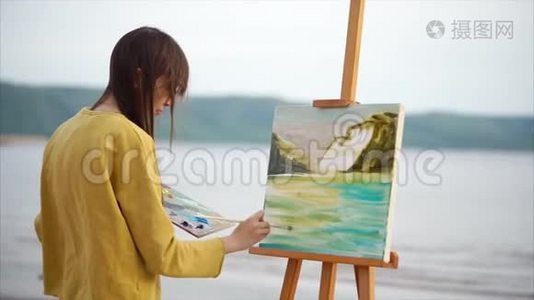 抽象的风景油画和女画家在工作。 创意人士视频