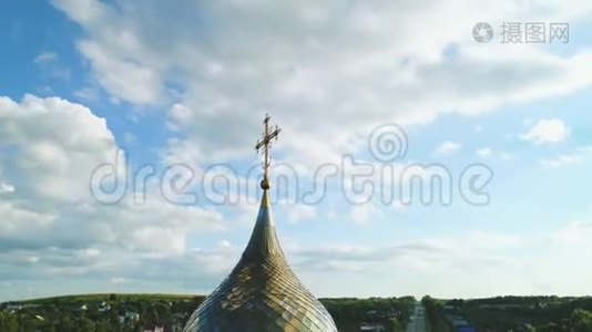 俄罗斯小镇寺庙的鸟瞰图视频