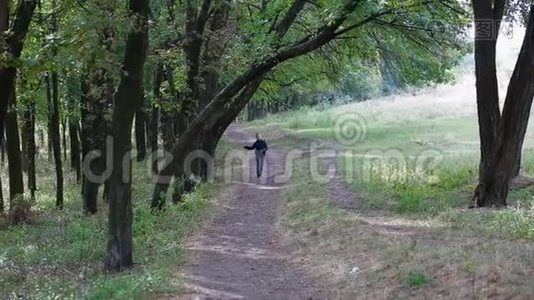 小男孩快乐地走在小路上视频