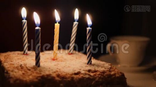 生日蛋糕和燃烧蜡烛视频