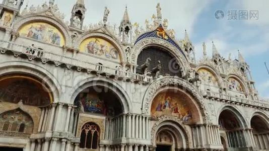 威尼斯圣马可大教堂的正面`Doge`宫殿旁边。 游客喜爱的地方视频