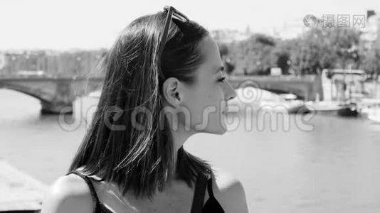 年轻女子在巴黎抽烟视频