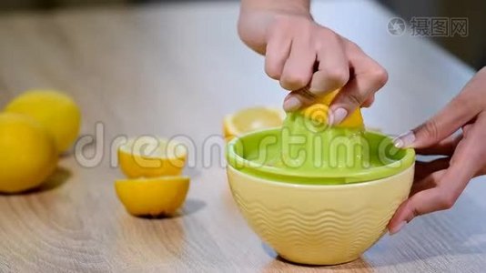 榨出新鲜的柠檬汁..视频