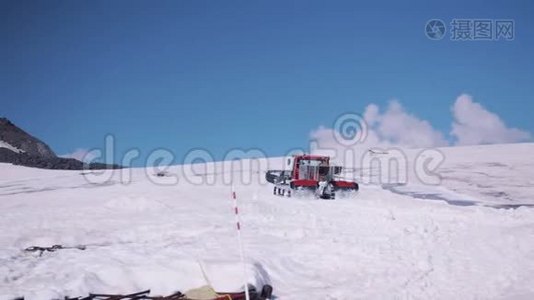 带游手好闲的雪猫毛毛虫机器视频