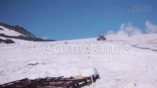 雪猫毛毛虫机与游客一起骑在陡峭的山上视频