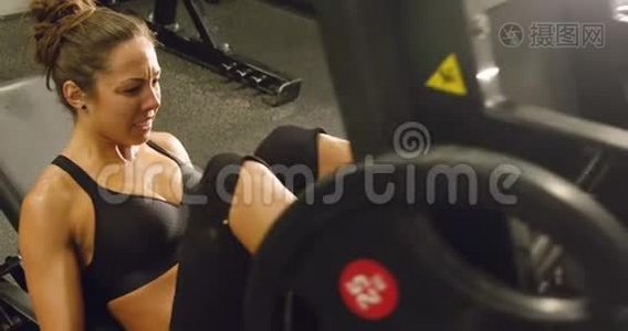 健身女子在健身馆训练腿部举重视频